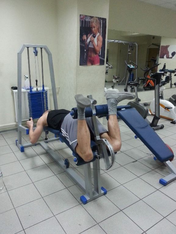 machineLyingLegCurls